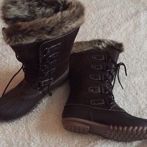 NWOT Yuu Faux Fur Lined Lace Up Boots